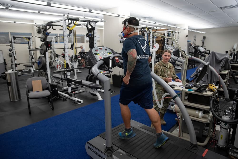 Sportovec při zátěžovém testování ve sportovní laboratoři